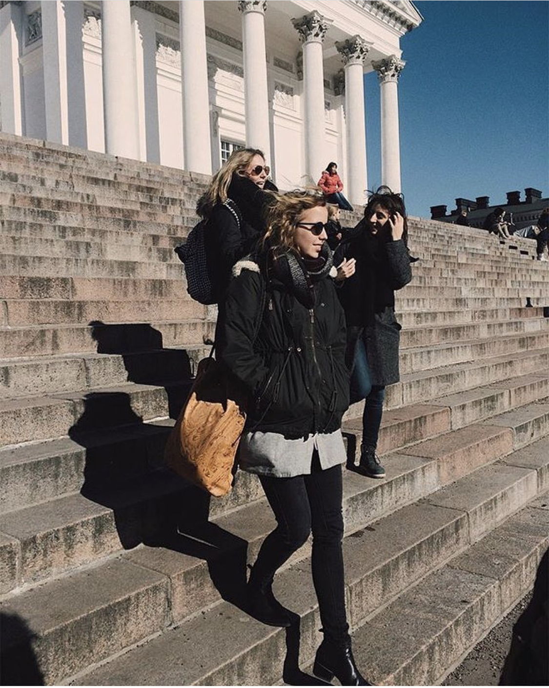 Freundinnen schlendern auf der Treppe des Doms zu Helsinki